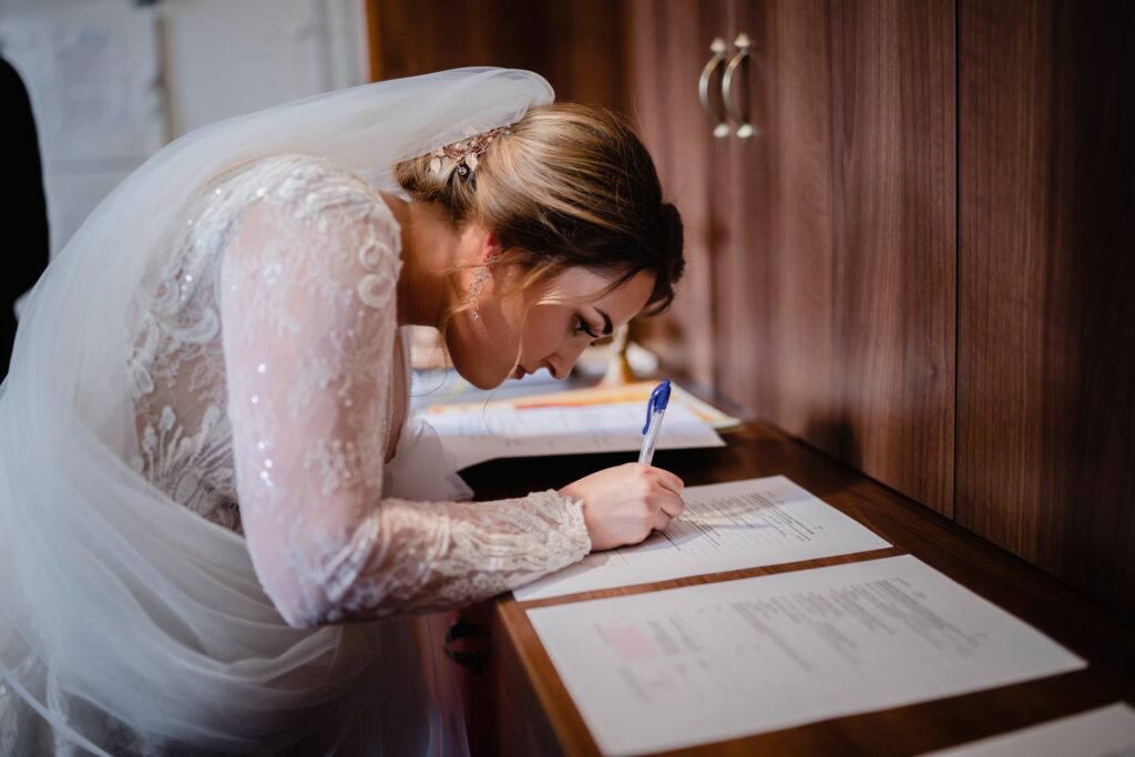 ślub kościelny, Sławno, fotograf na wesele, panna młoda, podpisanie dokumentów, Barbara Rompska