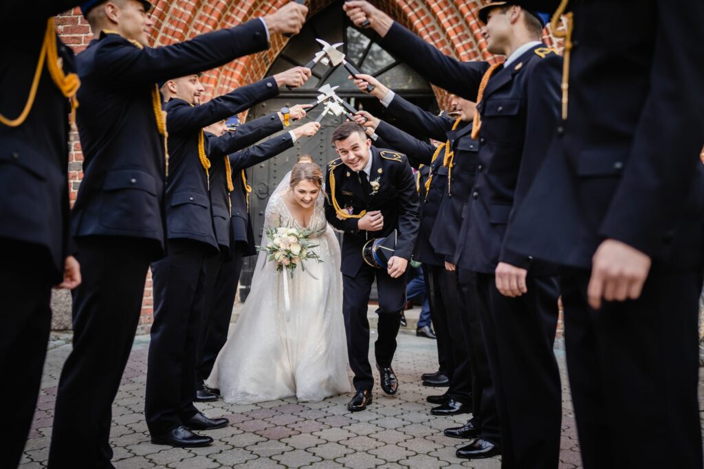 ślub kościelny, Sławno, fotograf na wesele, para młoda, Barbara Rompska, wyjście z kościoła, strażacy