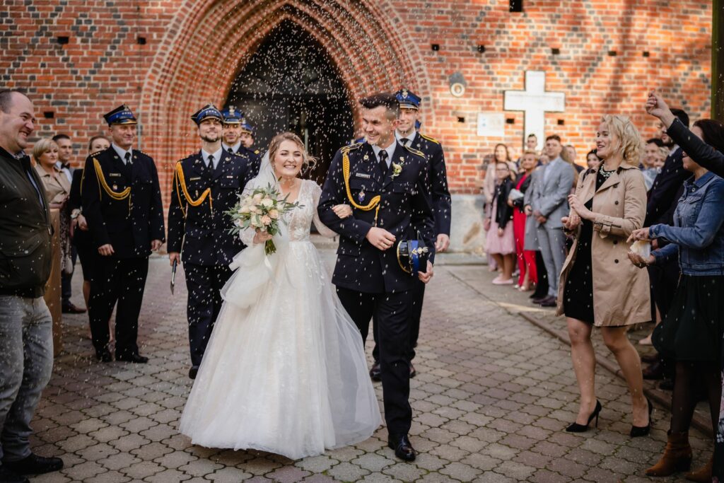ślub kościelny, Sławno, fotograf na wesele, para młoda, Barbara Rompska, wyjście z kościoła, konfetii, strażacy