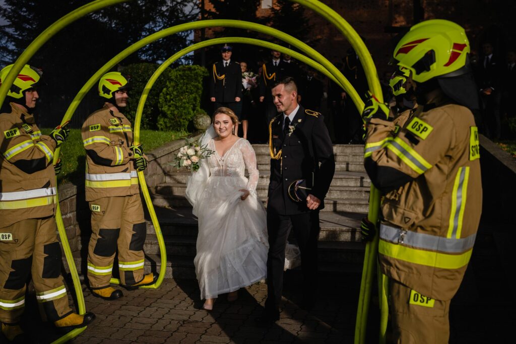 ślub kościelny, Sławno, fotograf na wesele, para młoda, Barbara Rompska, brama weselna, węże strażackie, osp
