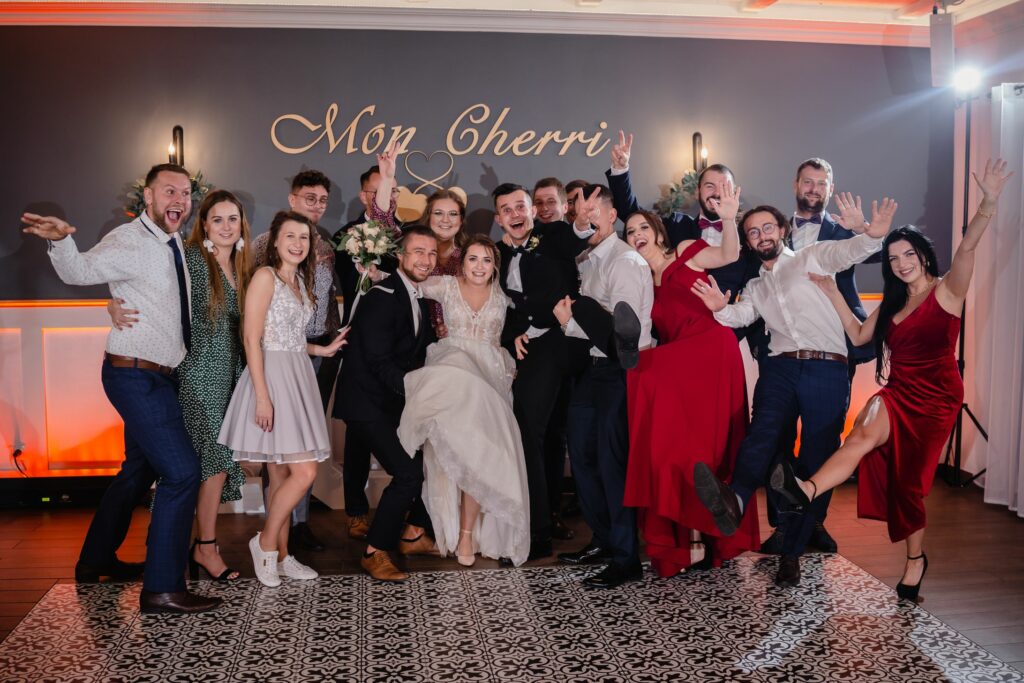 zabawa weselna, Mon Cherri, Włynkówko, Słupsk, fotograf Koszalin, Barbara Rompska, dobra zabawa, wspólne zdjęcie