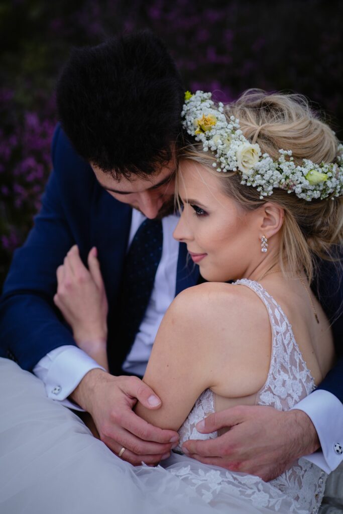 sesja ślubna, Barbara Rompska, fotograf Koszalin, wianek ze świeżych kwiatów, gipsówka, koronka, jasne róże