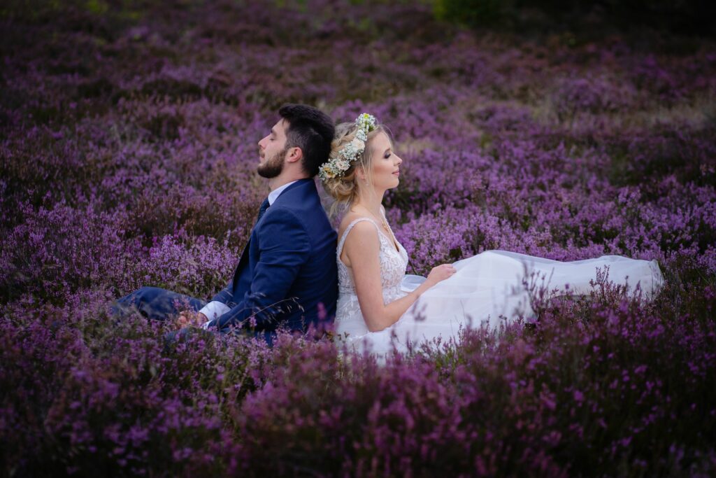 sesja ślubna, Barbara Rompska, fotograf Koszalin, wrzosy, fioletowy kolor, zdjęcia we dwoje, plener poślubny