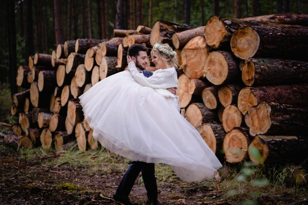 sesja ślubna, Barbara Rompska, fotograf Koszalin, romantyczne zdjęcia, plener w lesie, nowożeńcy, drewno