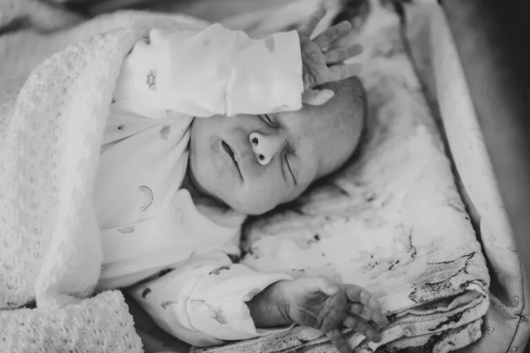 Domowa sesja rodzinna z bliźniakami – zdjęcie 15