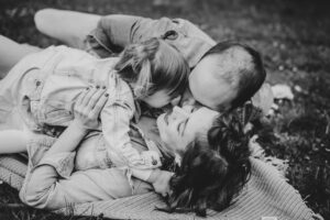 plenerowa sesja rodzinna, czarno białe zdjęcie, rodzice, dzieci, Koszalin, Barbara Rompska,