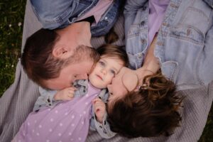 plenerowa sesja rodzinna, piknik, wiosna, dziewczynka, córka, rodzice, jeansowa kurtka, Koszalin, Barbara Rompska,