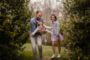 plenerowa sesja rodzinna, Koszalin, zabawa z dzieckiem, park, ogród, wiosnaBarbara Rompska,