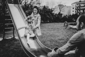 plenerowa sesja rodzinna, zabawa, plac zabaw, zjeżdżalnia, czarno białe zdjęcie, Koszalin, Barbara Rompska,