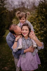 plenerowa sesja rodzinna, rodzice, dziewczynka, park, Koszalin, Barbara Rompska,
