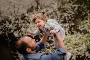 plenerowa sesja rodzinna, fotograf dziecięcy, dziewczynka, kwitnące drzewa, Koszalin, Barbara Rompska,