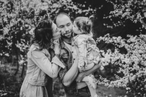 plenerowa sesja rodzinna, rodzice, dzieci, kwitnące kwiaty, wiosna, Koszalin, Barbara Rompska,
