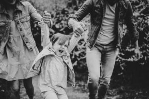 plenerowa sesja rodzinna, zabawa, dziewczynka, uśmiech, Koszalin, Barbara Rompska,