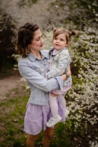 plenerowa sesja rodzinna, mama i córka, jeansowa kurtka, park, ogród, Koszalin, Barbara Rompska,