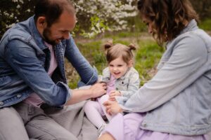 plenerowa sesja rodzinna, park, rodzice, dziecwzynka, Koszalin, Barbara Rompska,