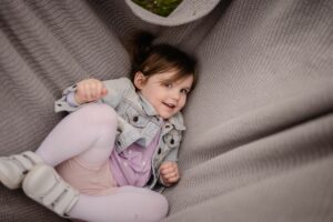 plenerowa sesja rodzinna, fotograf dziecięcy, dziewczynka, szary koc, Koszalin, Barbara Rompska,