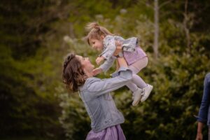 plenerowa sesja rodzinna, fotograf dziecięcy, mama, córka, zabawa, Koszalin, Barbara Rompska,