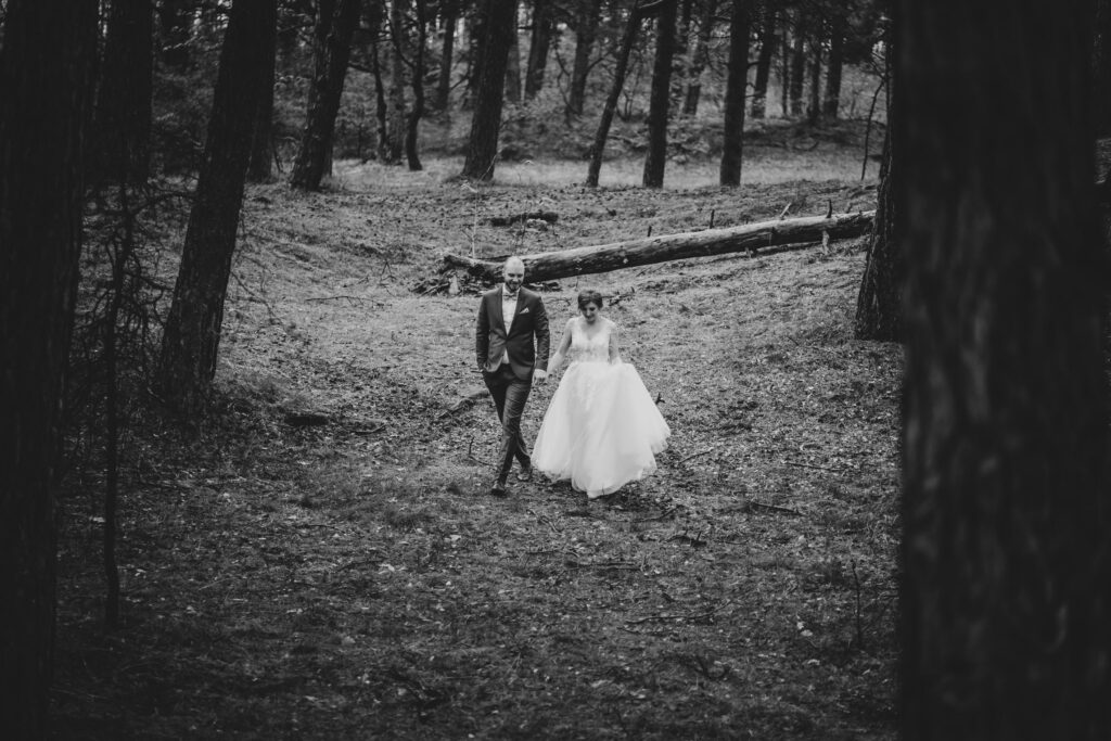 sesja ślubna w Niechorzu, para młoda, plener, Barbara Rompska, fotograf Koszalin, las, czarno białe zdjęcia
