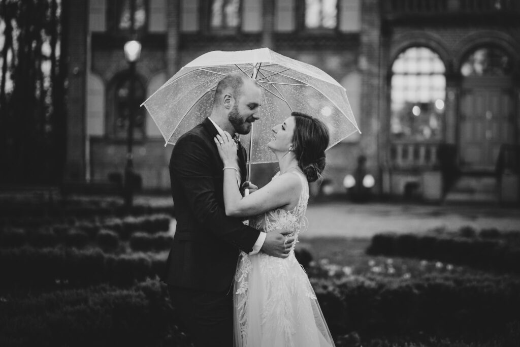 sesja ślubna w Niechorzu, para młoda, plener, Barbara Rompska, fotograf Koszalin, latarnia morska, parasolki, czarno białe zdjęcie