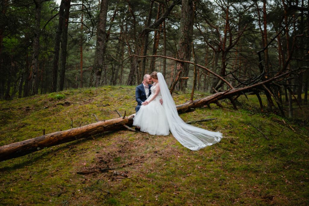 sesja ślubna w Niechorzu, para młoda, plener, Barbara Rompska, fotograf Koszalin, las, drzewa