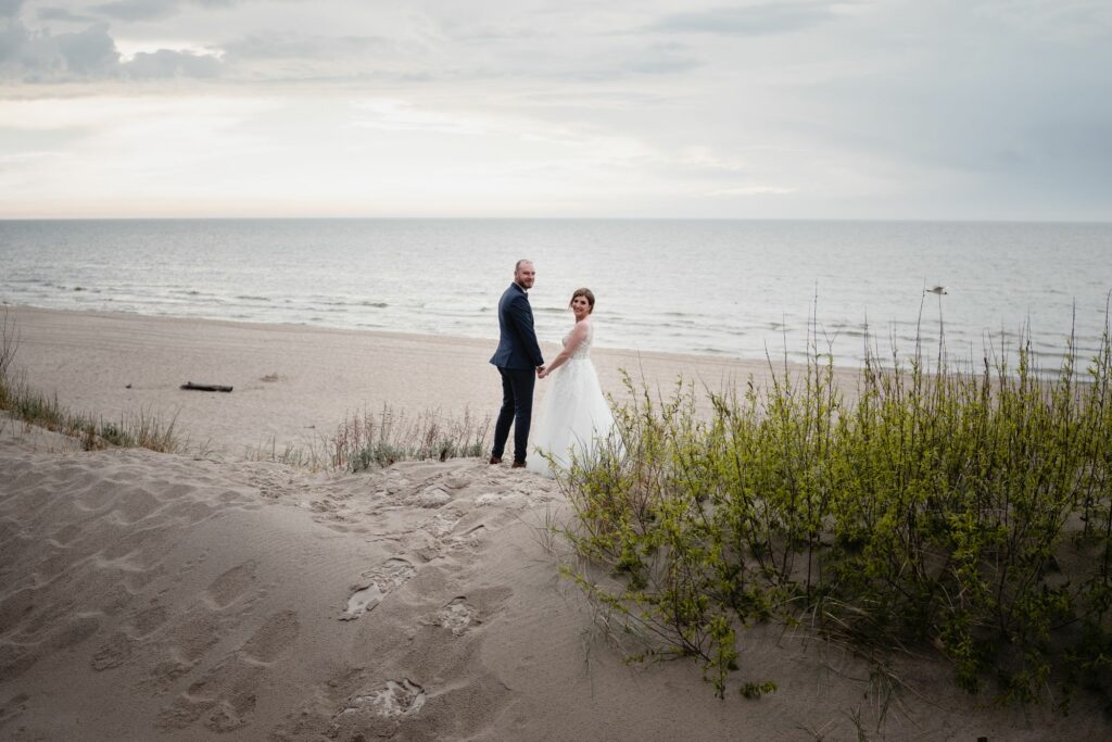 sesja ślubna w Niechorzu, para młoda, plener, Barbara Rompska, fotograf Koszalin, zdjęcia nad morzem, plaża
