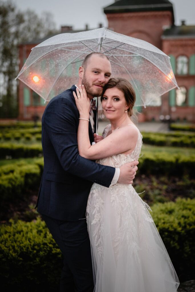 sesja ślubna w Niechorzu, para młoda, plener, Barbara Rompska, fotograf Koszalin, latarnia morska, zdjęcia  z parasolką