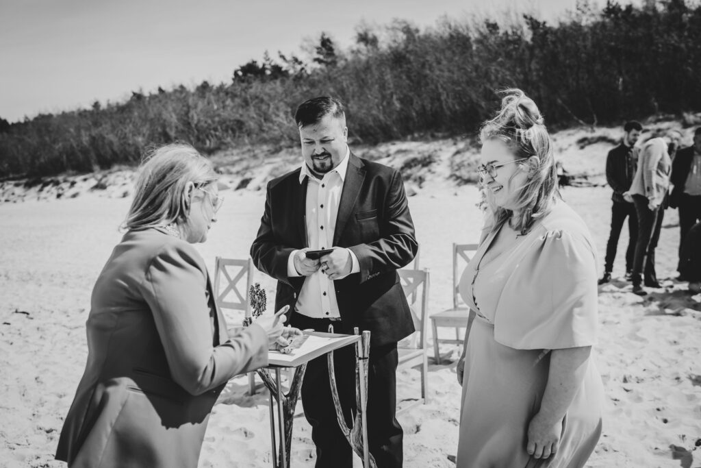 ślub na plaży, Ustronie Morskie, Barbara Rompska, fotograf Koszalin,  ślub cywilny , świadkowie