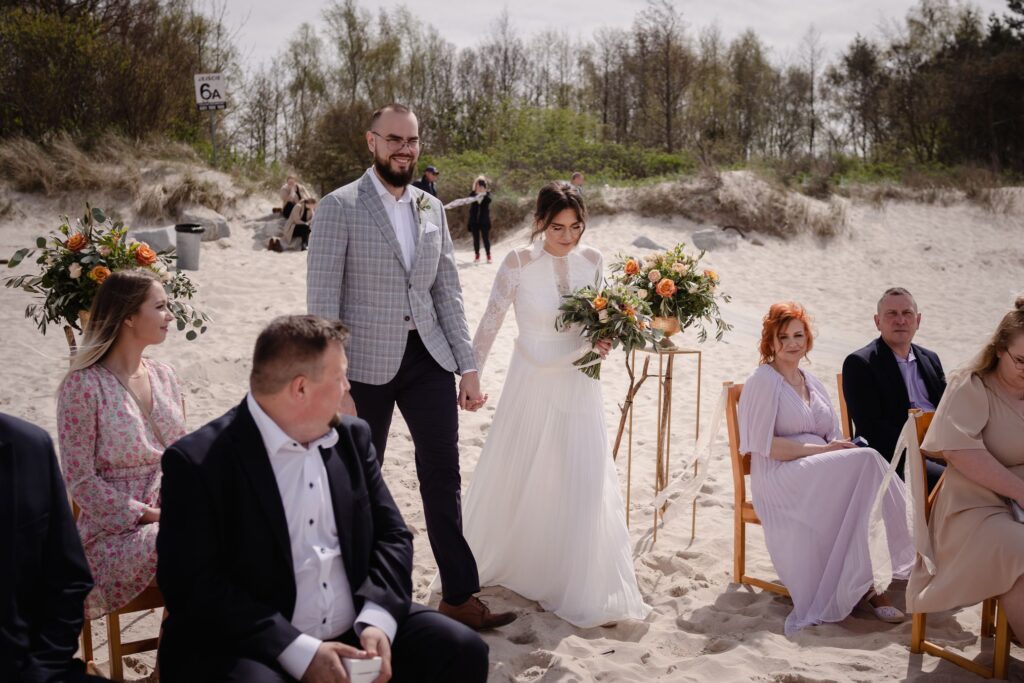 ślub na plaży, Ustronie Morskie, Barbara Rompska, fotograf Koszalin,  ślub cywilny, dekoracje