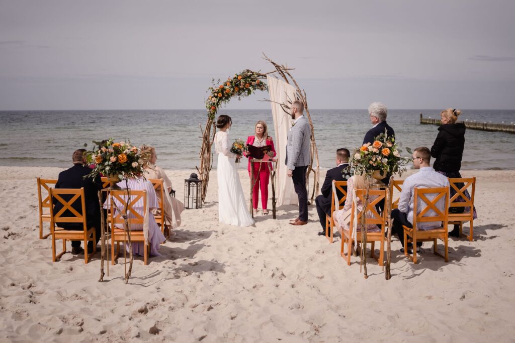 ślub na plaży, Ustronie Morskie, Barbara Rompska, fotograf Koszalin,  ślub cywilny 