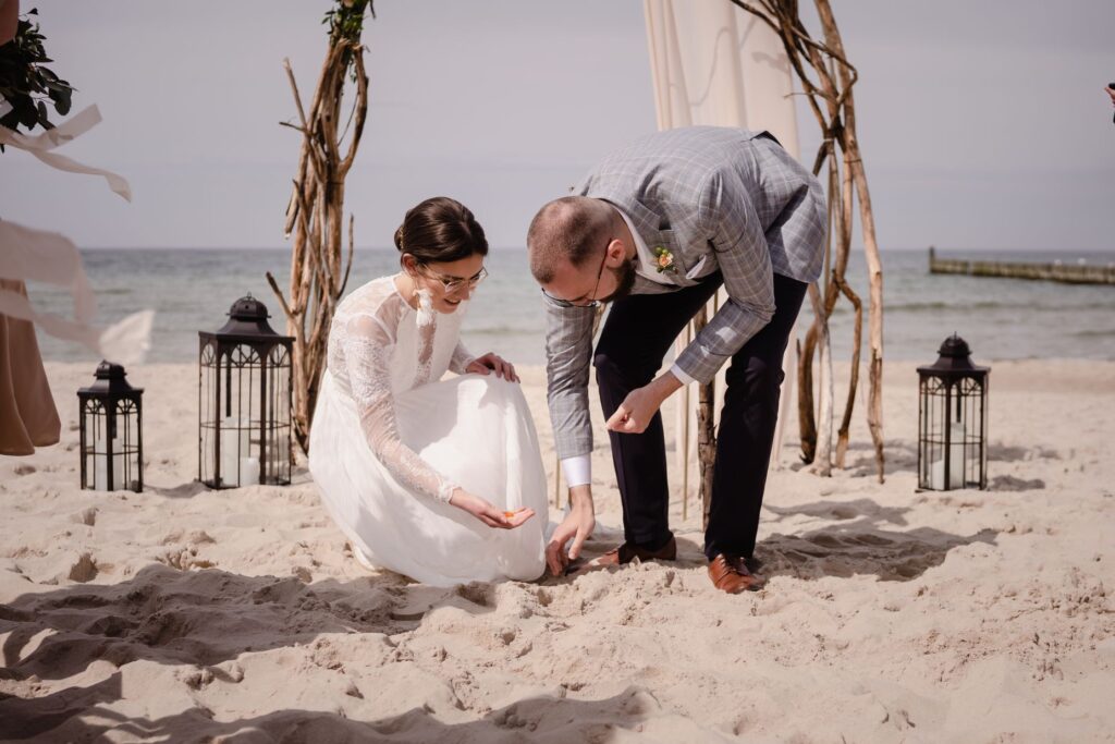ślub na plaży, Ustronie Morskie, Barbara Rompska, fotograf Koszalin,  ślub cywilny  plenerowy, 