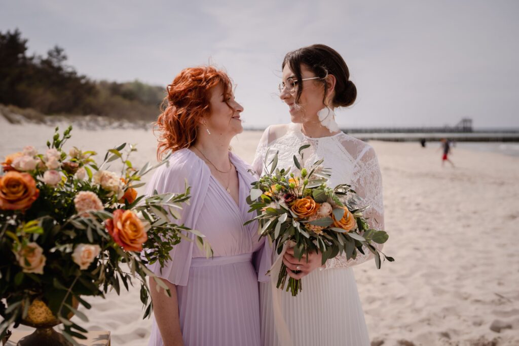 ślub na plaży, Ustronie Morskie, Barbara Rompska, fotograf Koszalin,  ślub cywilny  plenerowy, kwiaty, goście weselni, życzenia