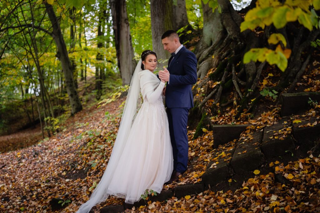 sesja ślubna w Koszalinie, Barbara Rompska, fotograf na wesele, nowożeńcy, suknie ślubna, welon z trenem, park