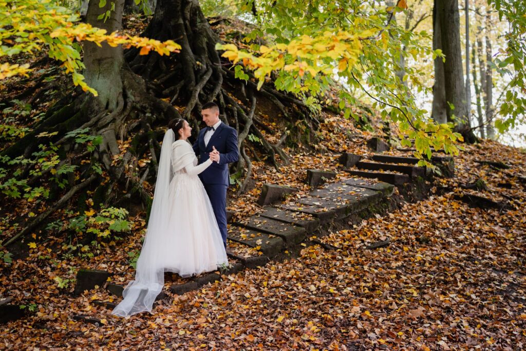 sesja ślubna w Koszalinie, Barbara Rompska, fotograf na wesele, nowożeńcy, jesień, park, panna młoda,