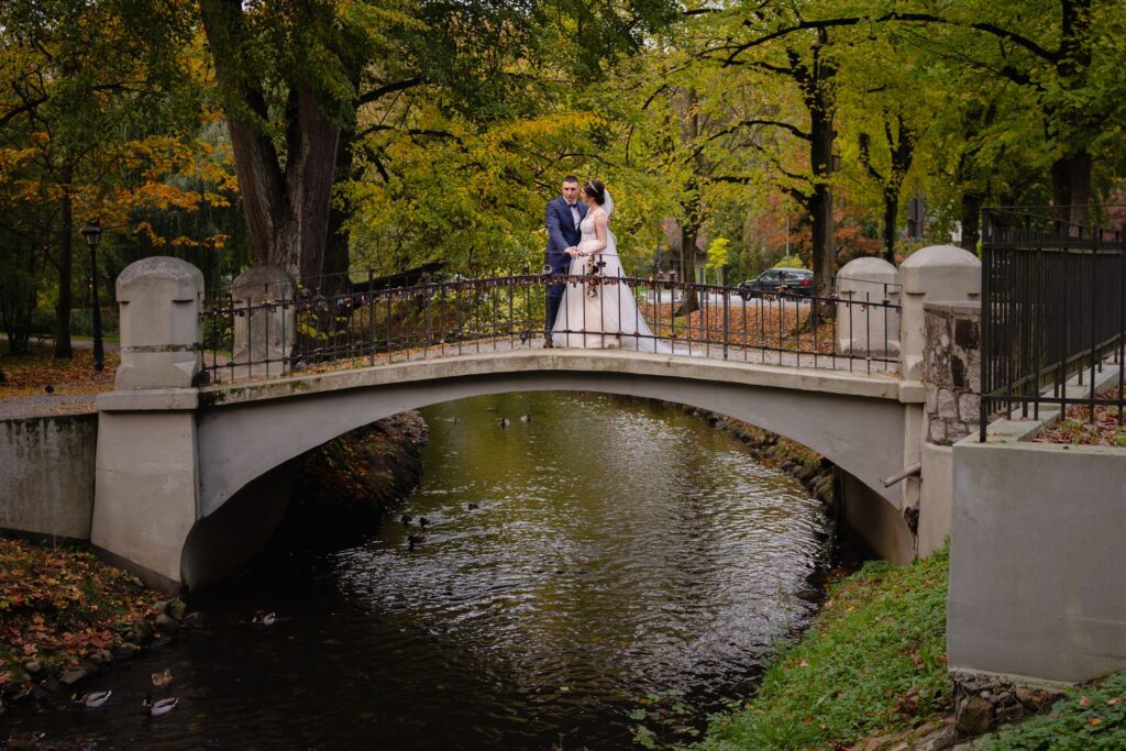 sesja ślubna w Koszalinie, Barbara Rompska, fotograf na wesele, nowożeńcy, zdjęcia w plenerze, most, park
