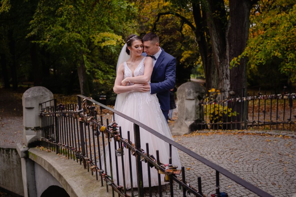 sesja ślubna w Koszalinie, Barbara Rompska, fotograf na wesele, nowożeńcy, zdjęcia w plenerze, , most, kłódki