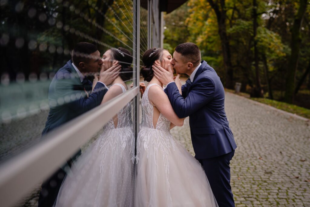 sesja ślubna w Koszalinie, Barbara Rompska, fotograf na wesele, nowożeńcy, zdjęcia w plenerze, pocałunek, para młoda