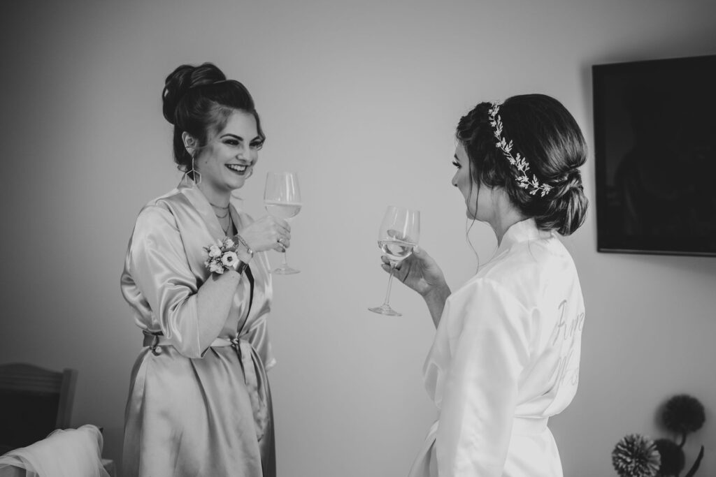 fotografia ślubna, przygotowania, fotograf Koszalin, Barbara Rompska,  detale, panna młoda, świadkowa, szampan