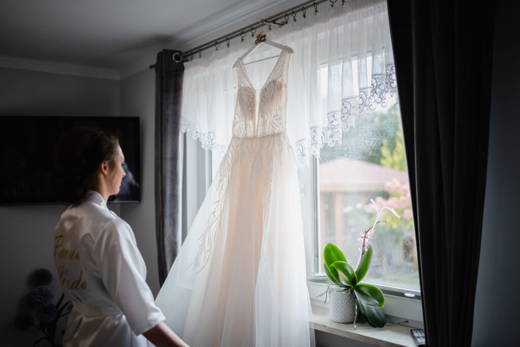 fotografia ślubna, przygotowania, fotograf Koszalin, Barbara Rompska,  detale, panna młoda, suknia ślubna
