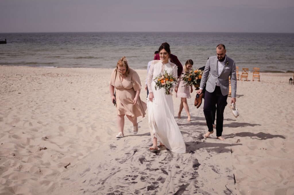 ślub na plaży, Ustronie Morskie, Barbara Rompska, fotograf Koszalin,  ślub cywilny  plenerowy, para młoda, świadkowie