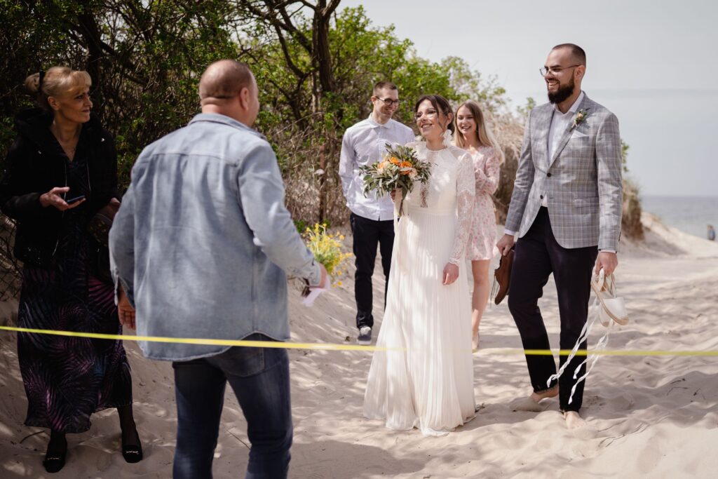 ślub na plaży, Ustronie Morskie, Barbara Rompska, fotograf Koszalin,  ślub cywilny  plenerowy, brama weselna