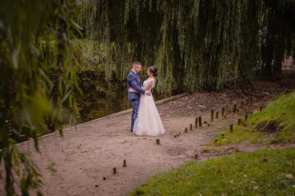 sesja ślubna w Koszalinie, Barbara Rompska, fotograf na wesele, nowożeńcy, zdjęcia w plenerze, ścieżka, park