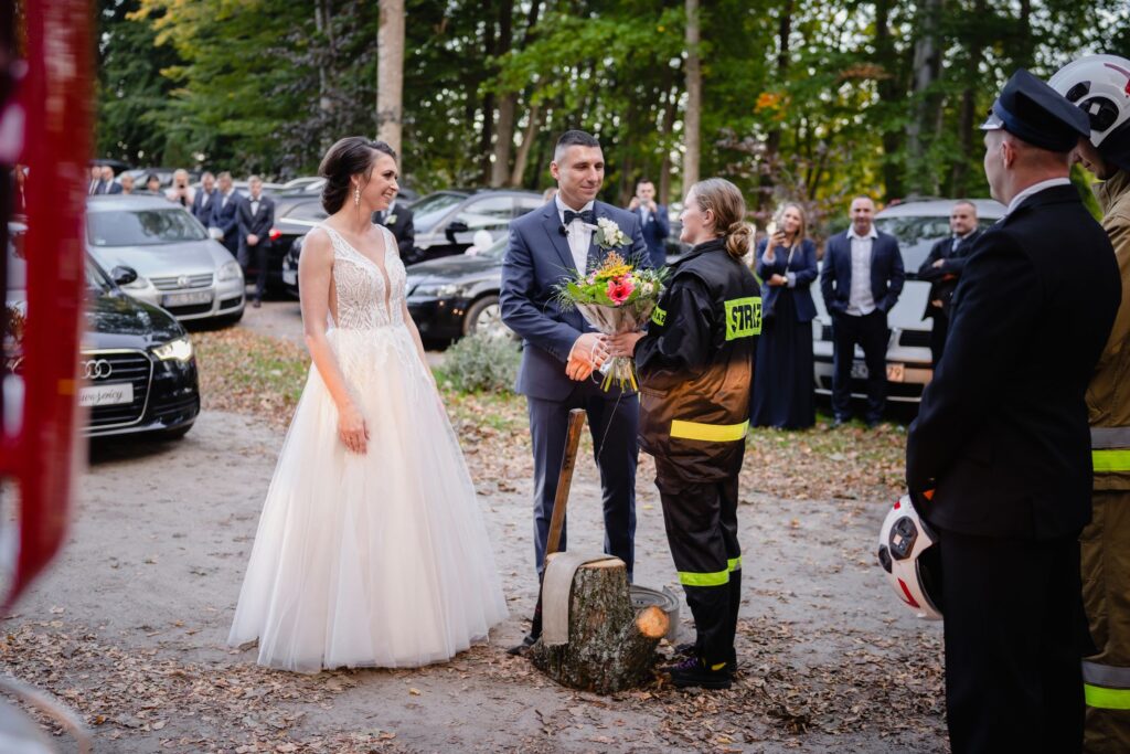 fotografia ślubna, Barbara Rompska, fotograf Koszalin, brama, strażacy