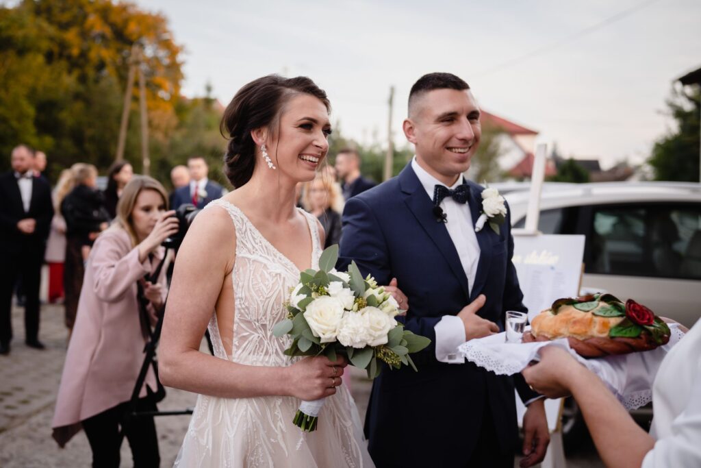 fotograf na wesele, sala wiejska, fotograf Koszalin, Barbara Rompska,  para młoda, powitanie, chleb, sól