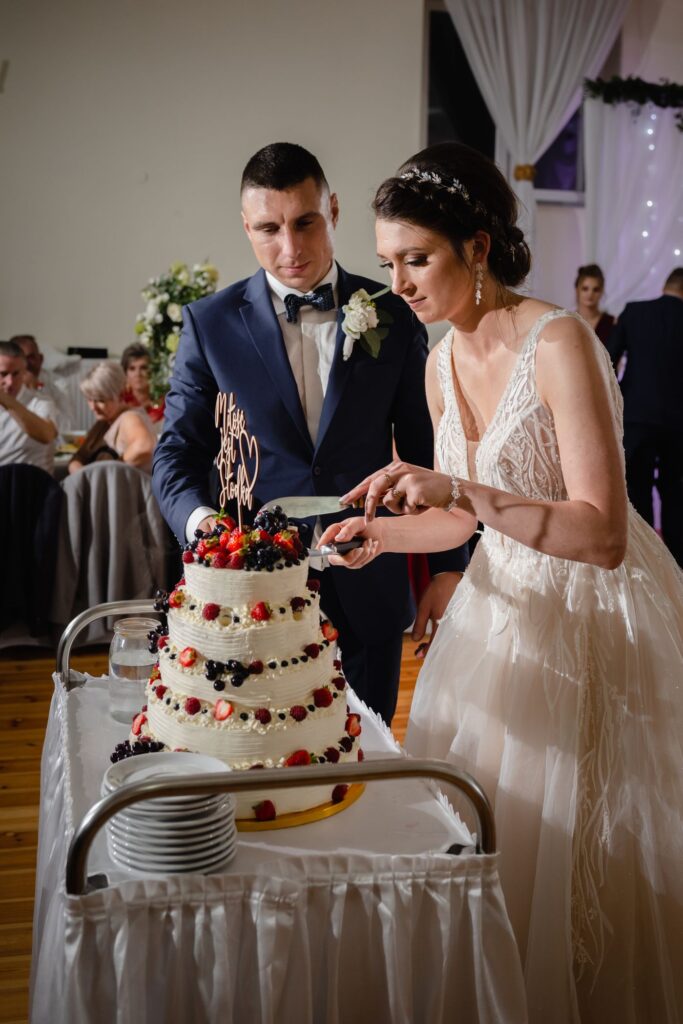 fotograf na wesele, sala wiejska, fotograf Koszalin, Barbara Rompska, tort, para młoda