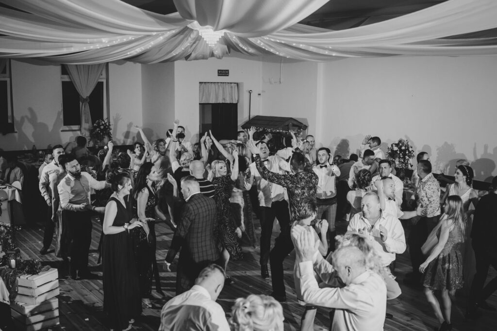 fotograf na wesele, sala wiejska, fotograf Koszalin, Barbara Rompska, zabawa, tańce, goście