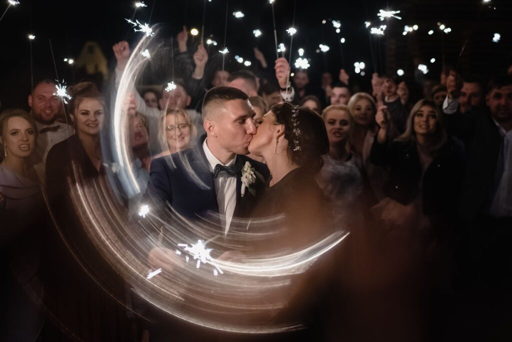sesja ślubna w Koszalinie, Barbara Rompska, fotograf na wesele, zimne ognie, para młoda, goście weselni, zdjęcia nocą