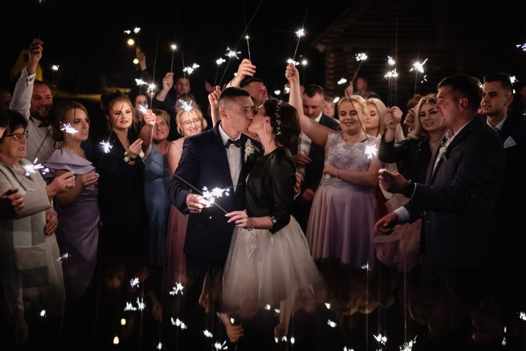sesja ślubna w Koszalinie, Barbara Rompska, fotograf na wesele, zimne ognie, para młoda, goście weselni, zdjęcia nocą