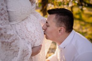 sesja ciążowa, tata, mama, brzuch ciążowy, sukienka koronkowa, fotograf Koszalin, Barbara Rompska