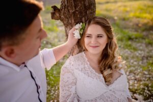sesja ciążowa, przyszła mama, kwiat we włosach, biała koronka fotograf Koszalin, Barbara Rompska