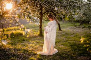 sesja ciążowa, zachód słońca, złota godzina, sukienka boho, przyszła mama, kwitnący sad, fotograf Koszalin, Barbara Rompska